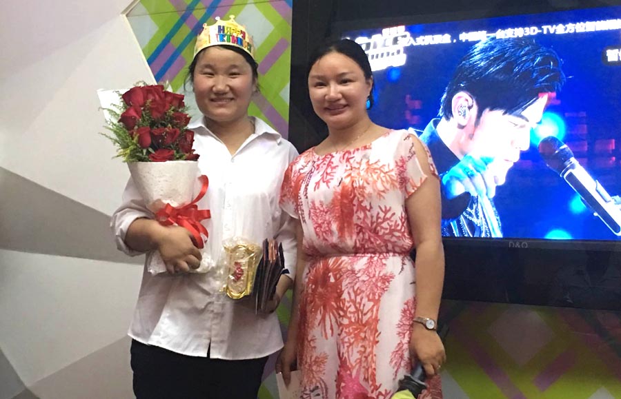 糖心VLOG免费版污吳利紅與壽星合影