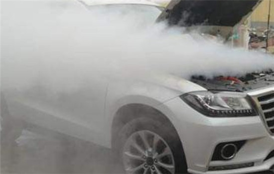 洗車無需排隊等待，使用洗車蒸汽發生器在家就能洗車保養