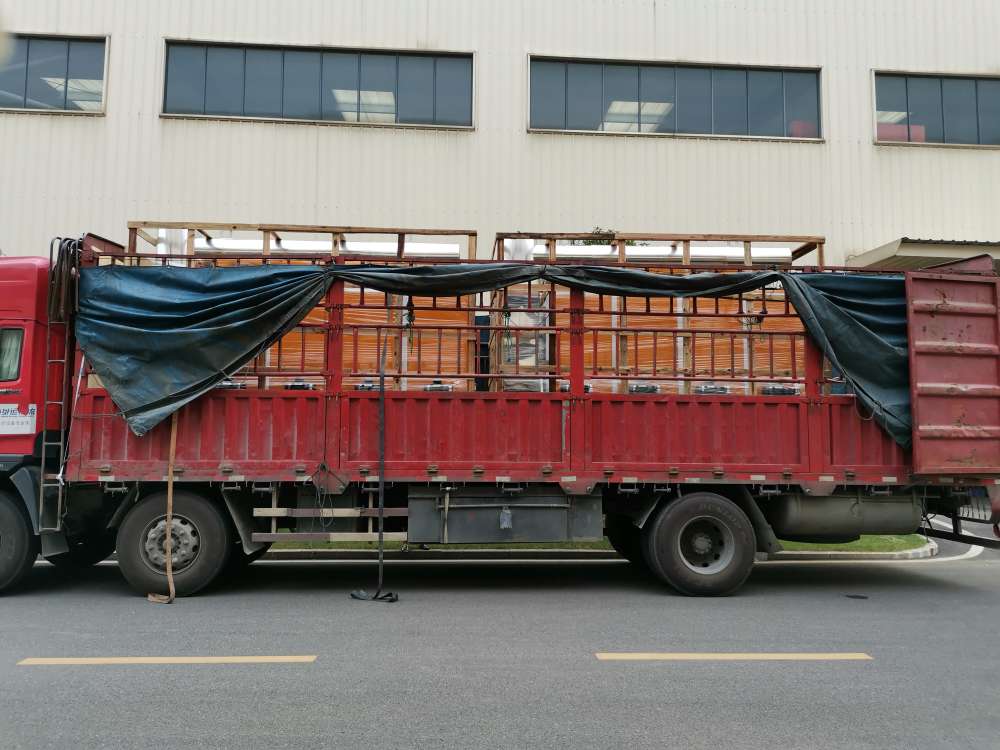 載著兩台1T低氮糖心视频黄色网站正緩緩駛離糖心VLOG免费版污工業園
