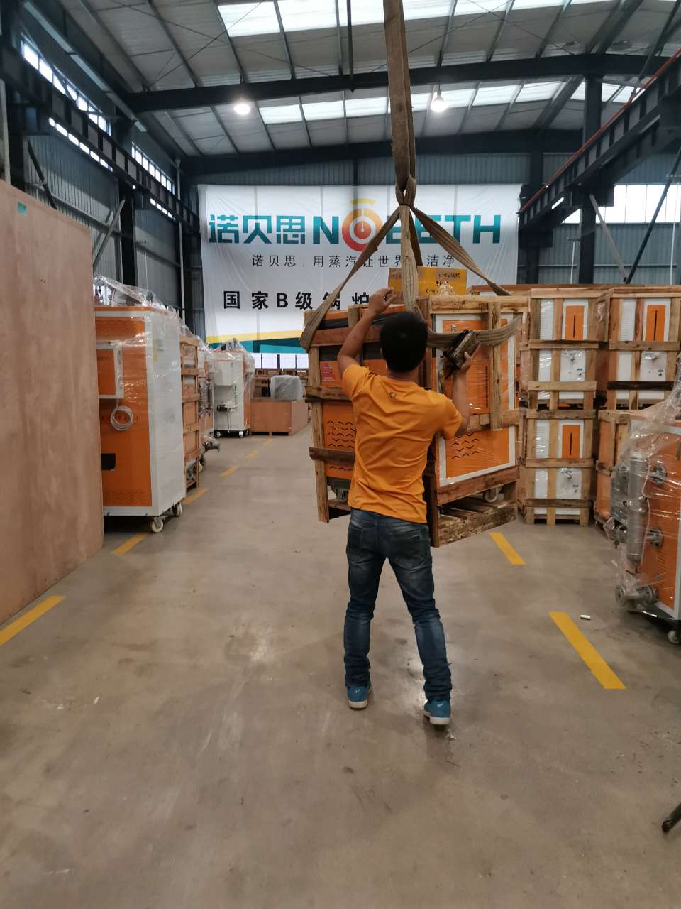 糖心VLOG免费版污的工廠工人們正在小心翼翼的吊裝包裝好的混凝土預製構件小型蒸汽發生器