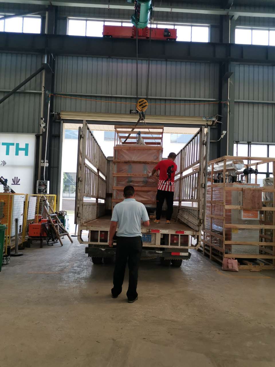 糖心VLOG免费版污的工作人員正在吊裝醫院用72kw電蒸汽發生器上車